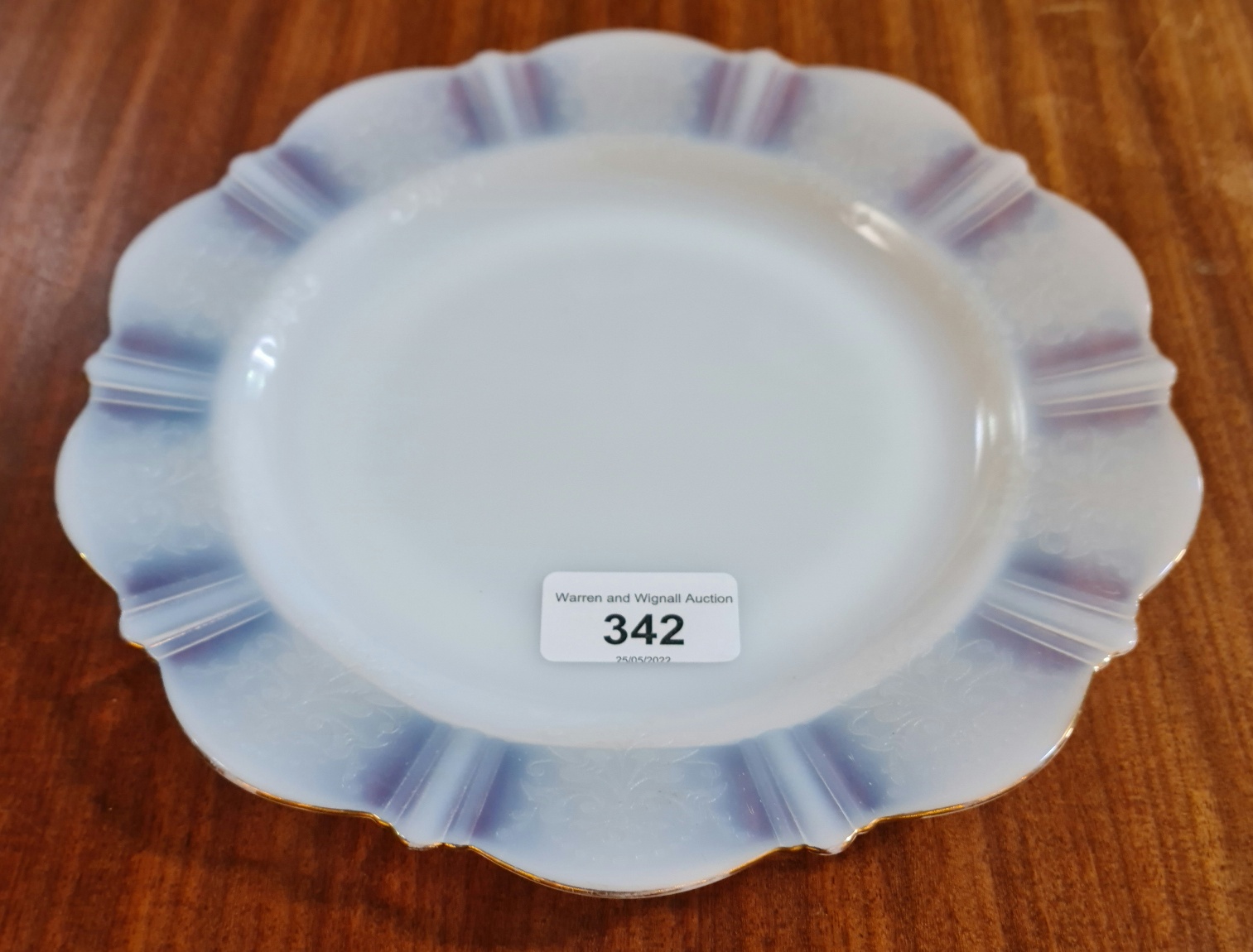 An opalescent glass plate, diameter 23cm.
