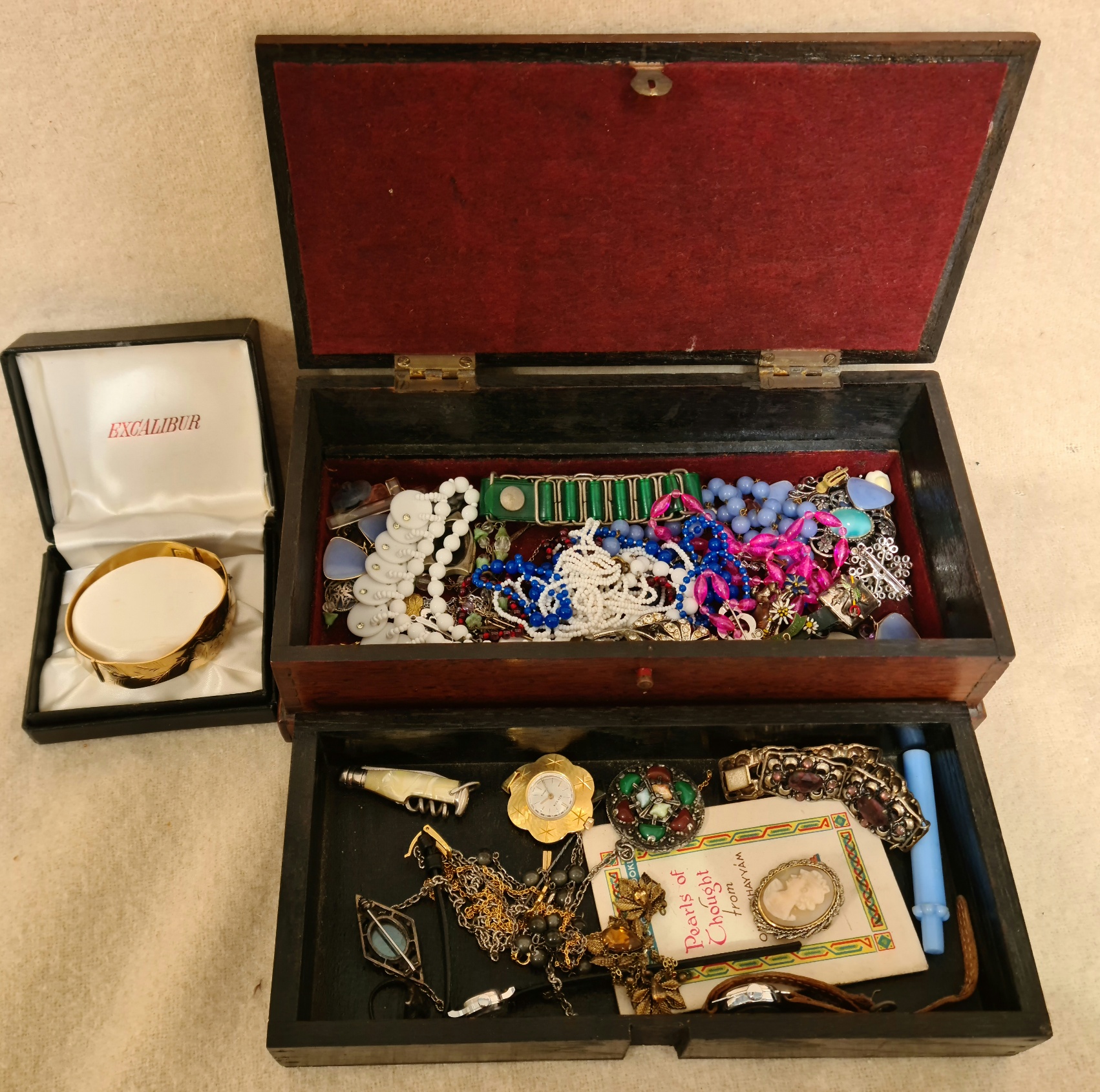 A wooden jewellery box containing various costume jewellery and mixed collectables to include silver