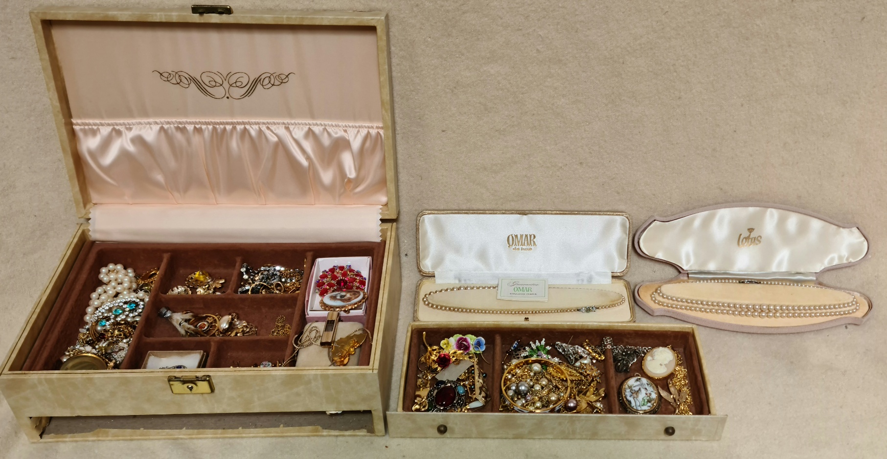 A jewellery box containing various jewellery to include some silver, costume jewelery, yellow metal,