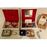 2 jewellery boxes containing various costume jewellery, brooches, earrings, rings, simulated pearls,