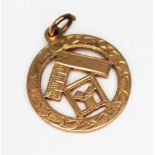 A hallmarked 9ct gold Masonic pendant, wt. 3g, diameter 19mm.