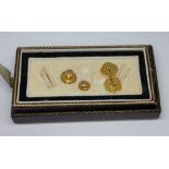 A hallmarked 9ct gold single cufflink and two buttons marked '9ct', gross weight 3.54g.