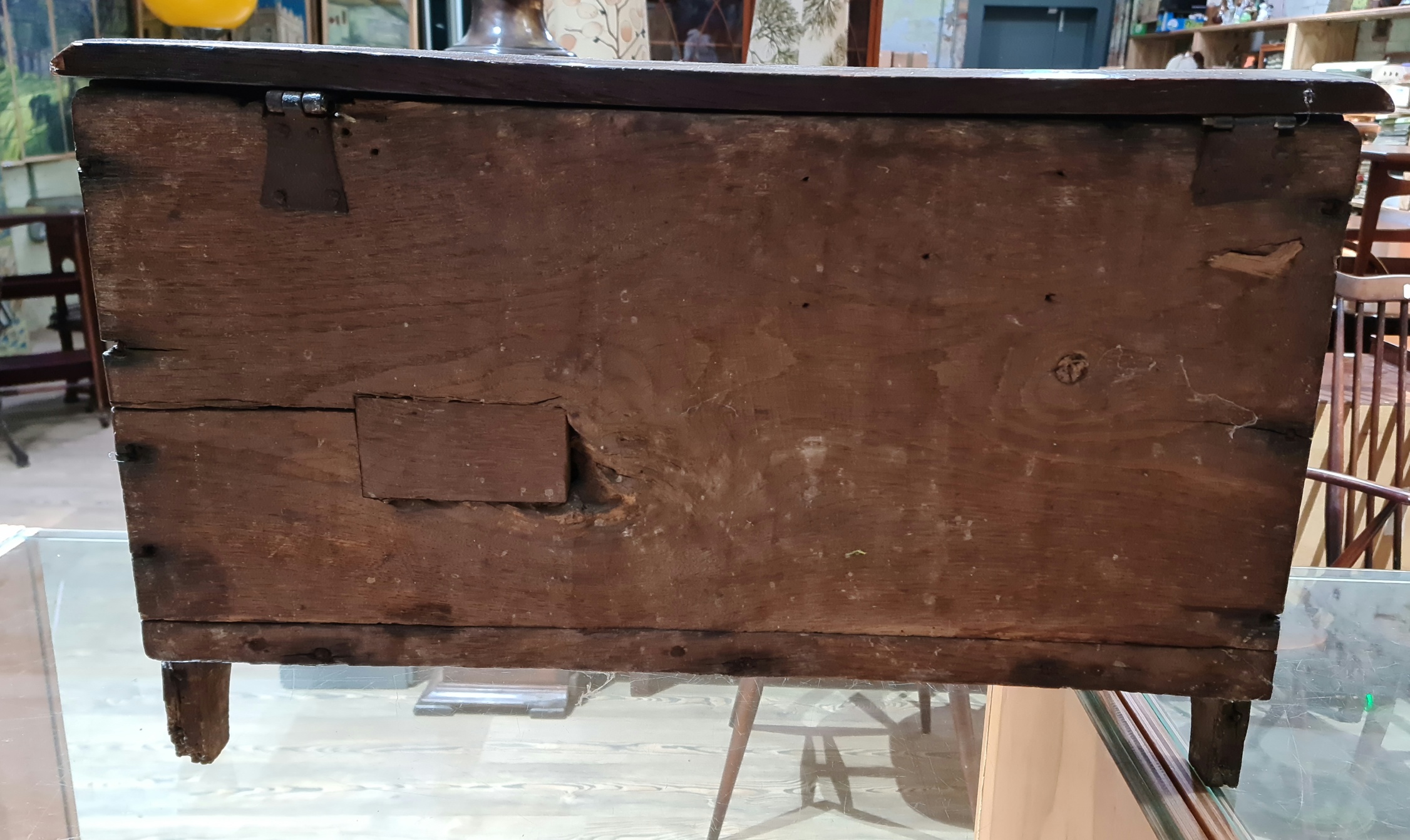 An 18th century panelled oak coffer of miniature proportions, possibly for a child, length 63cm, - Bild 2 aus 12