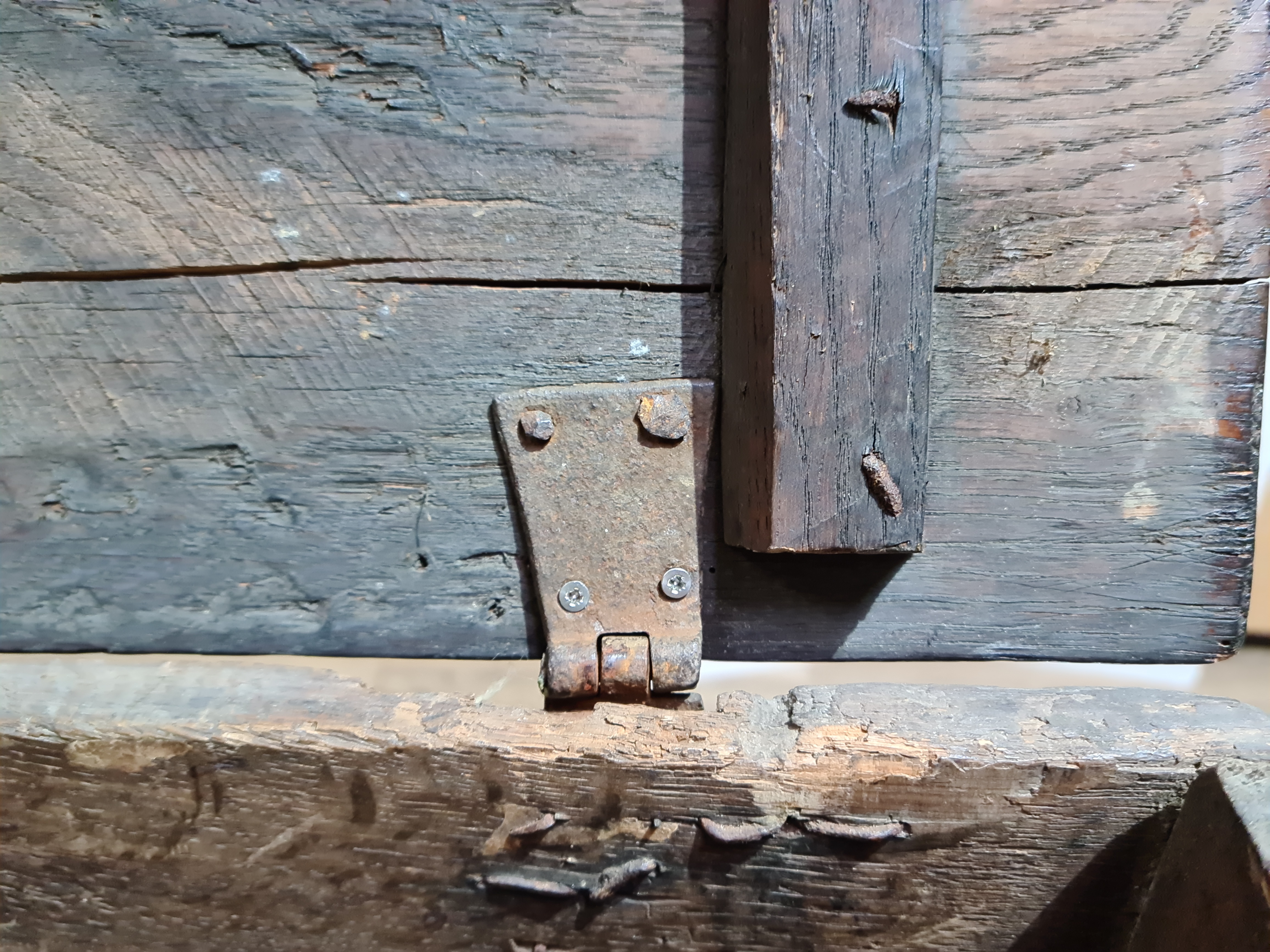 An 18th century panelled oak coffer of miniature proportions, possibly for a child, length 63cm, - Bild 10 aus 12