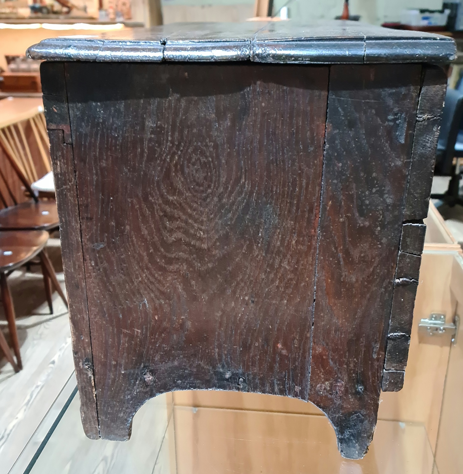 An 18th century panelled oak coffer of miniature proportions, possibly for a child, length 63cm, - Bild 4 aus 12