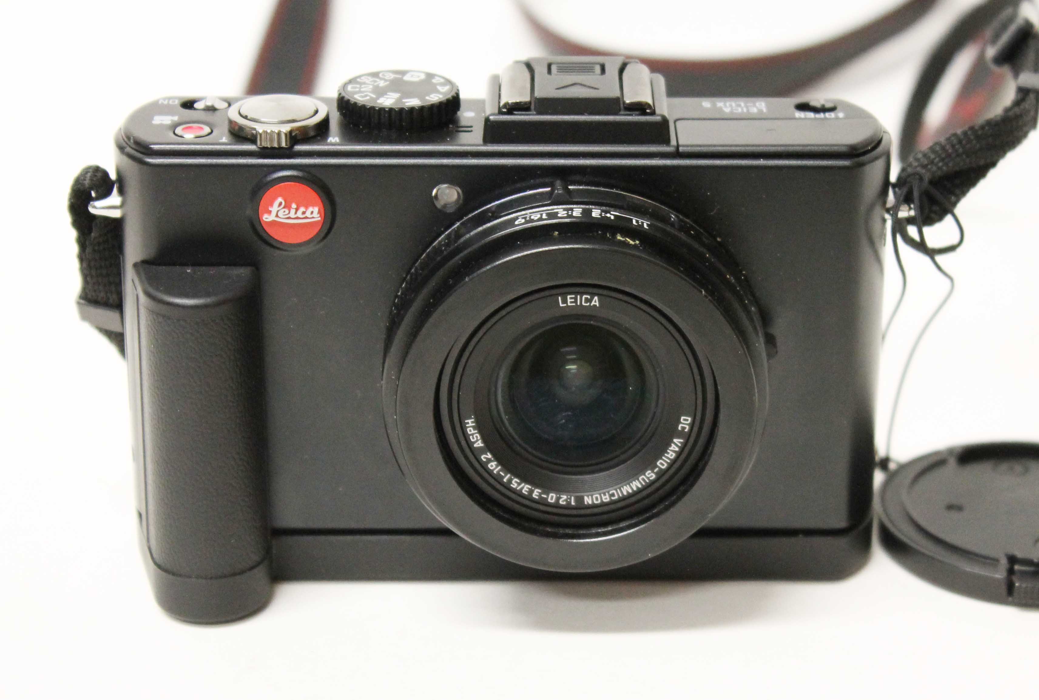 A Leica D-Lux 5 black digital camera, serial no. 4001770, with DC Vario-Summicron 1:20-3.3/5.1-19.