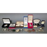 Assorted costume jewellery comprising mainly vintage brooches.