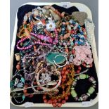 A tray of assorted costume jewellery.