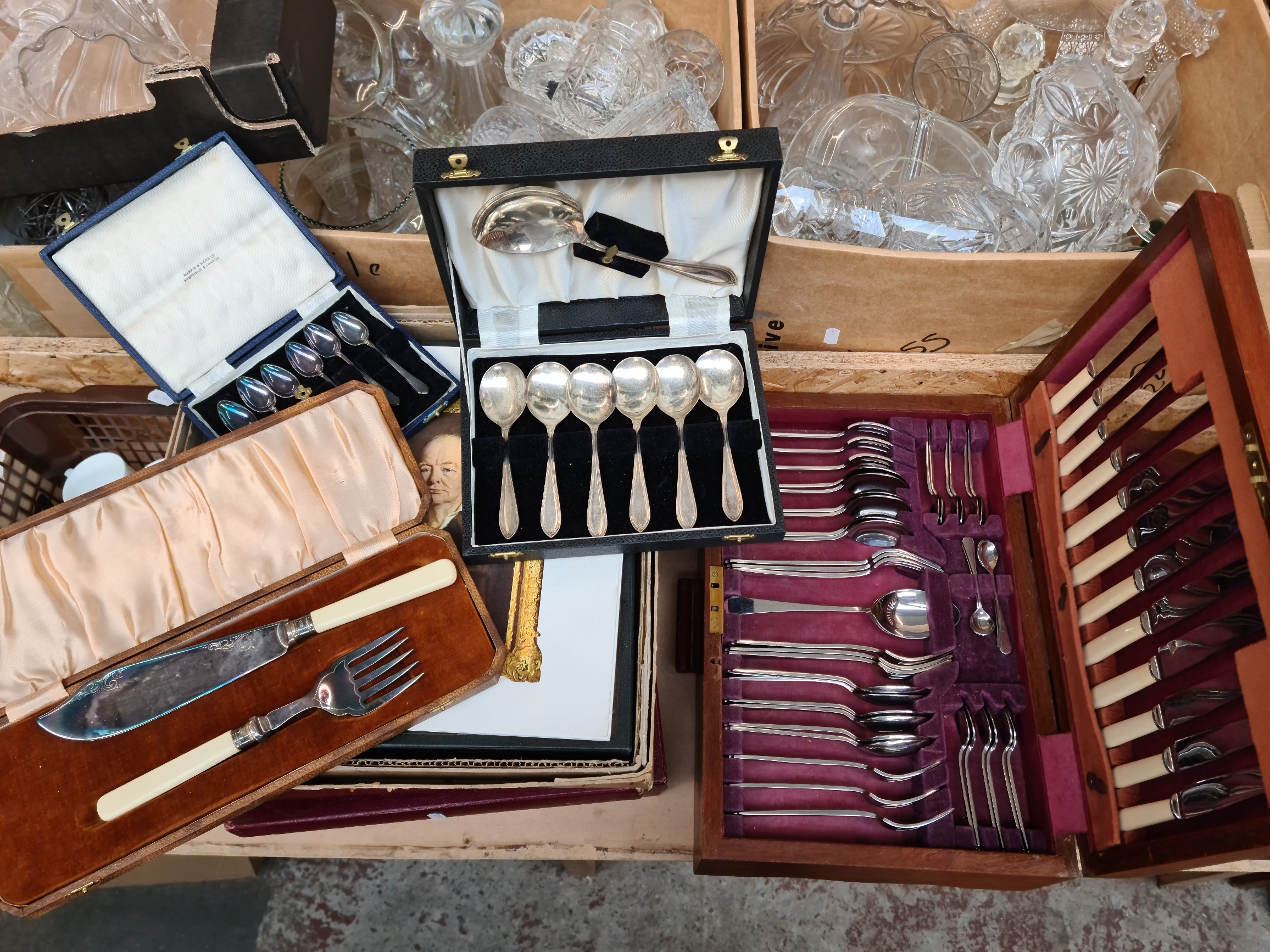 A canteen of cutlery, plated teaspoon set, fish servers, boxed spoon set.