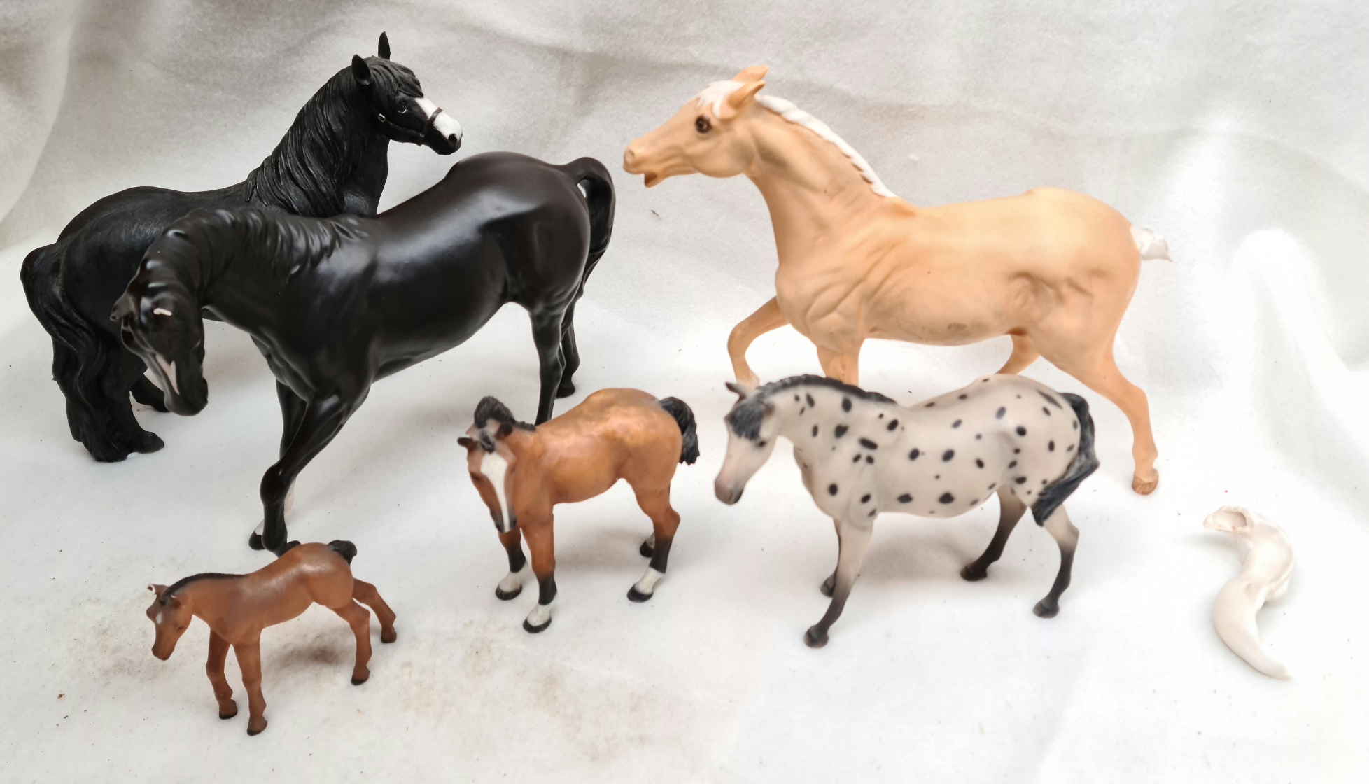 A collection of items including collectors plates, glass ware, Leonardo horses, two Beswick - Bild 3 aus 5