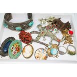 A tray of assorted antique and vintage jewellery including a Ruskin cabochon brooch, a Japanese