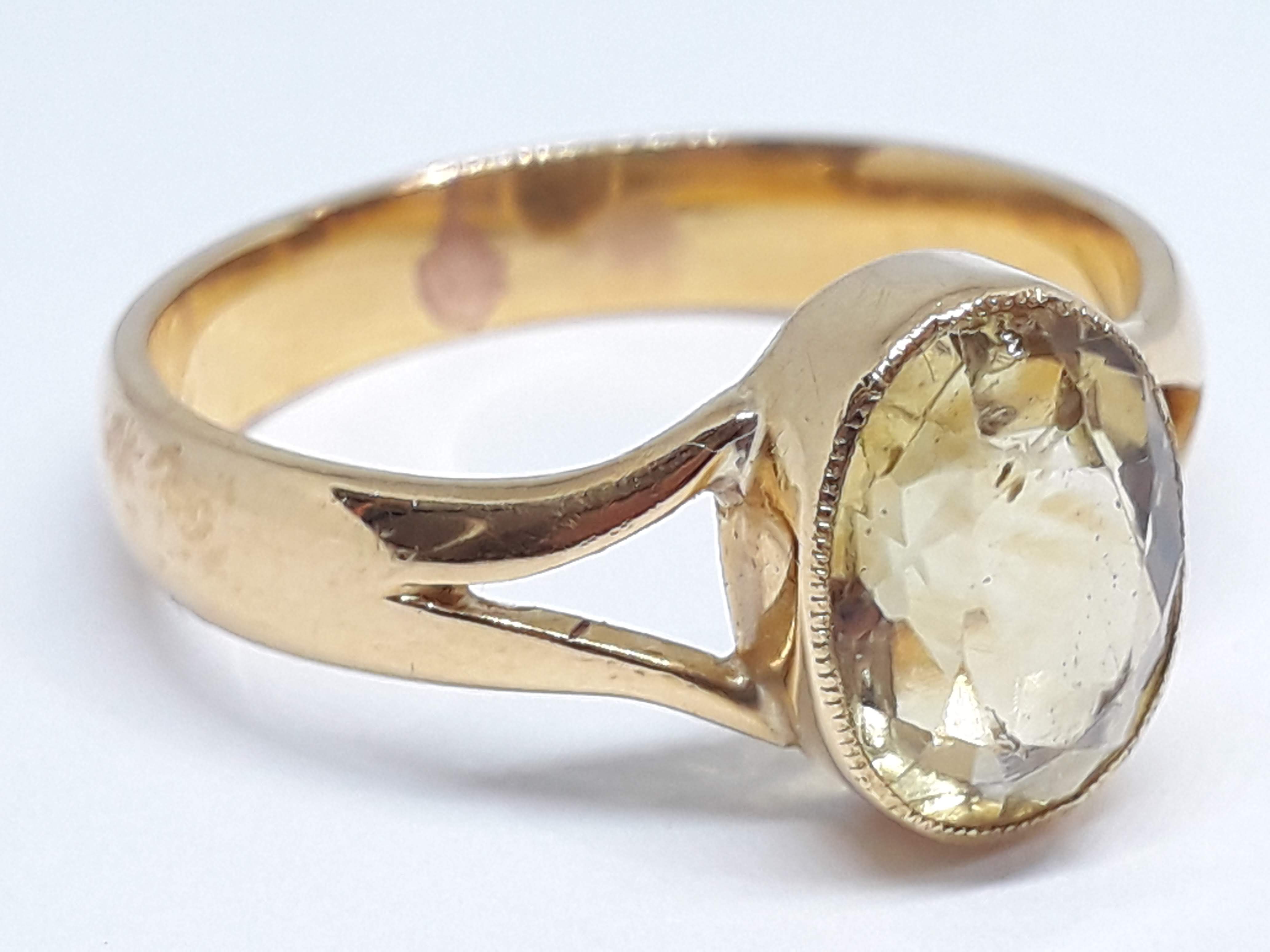An antique solitaire ring, the oval cut citrine weighing approx. 2ct, band unmarked, gross wt. 6.6g, - Bild 2 aus 6