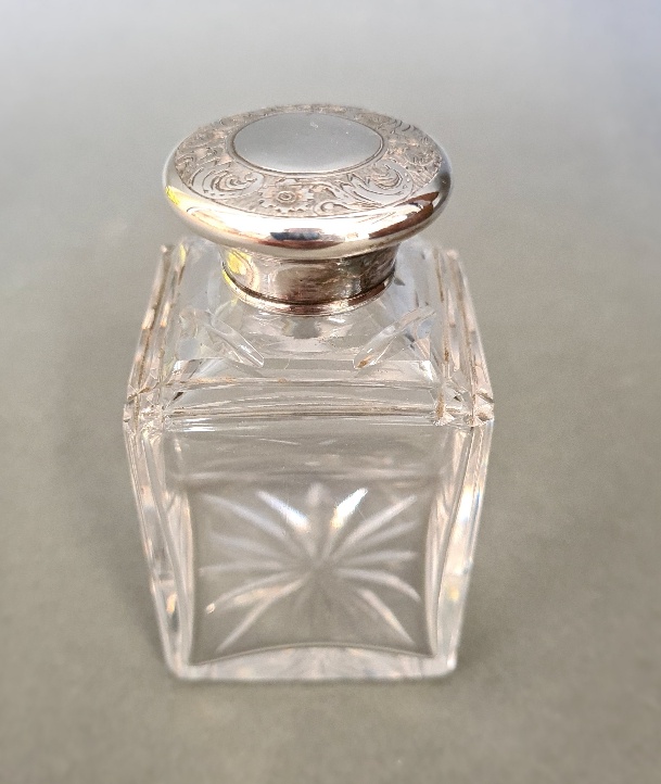 A 19th century burr walnut work box with fitted interior, containing a number of cut glass and - Bild 13 aus 15