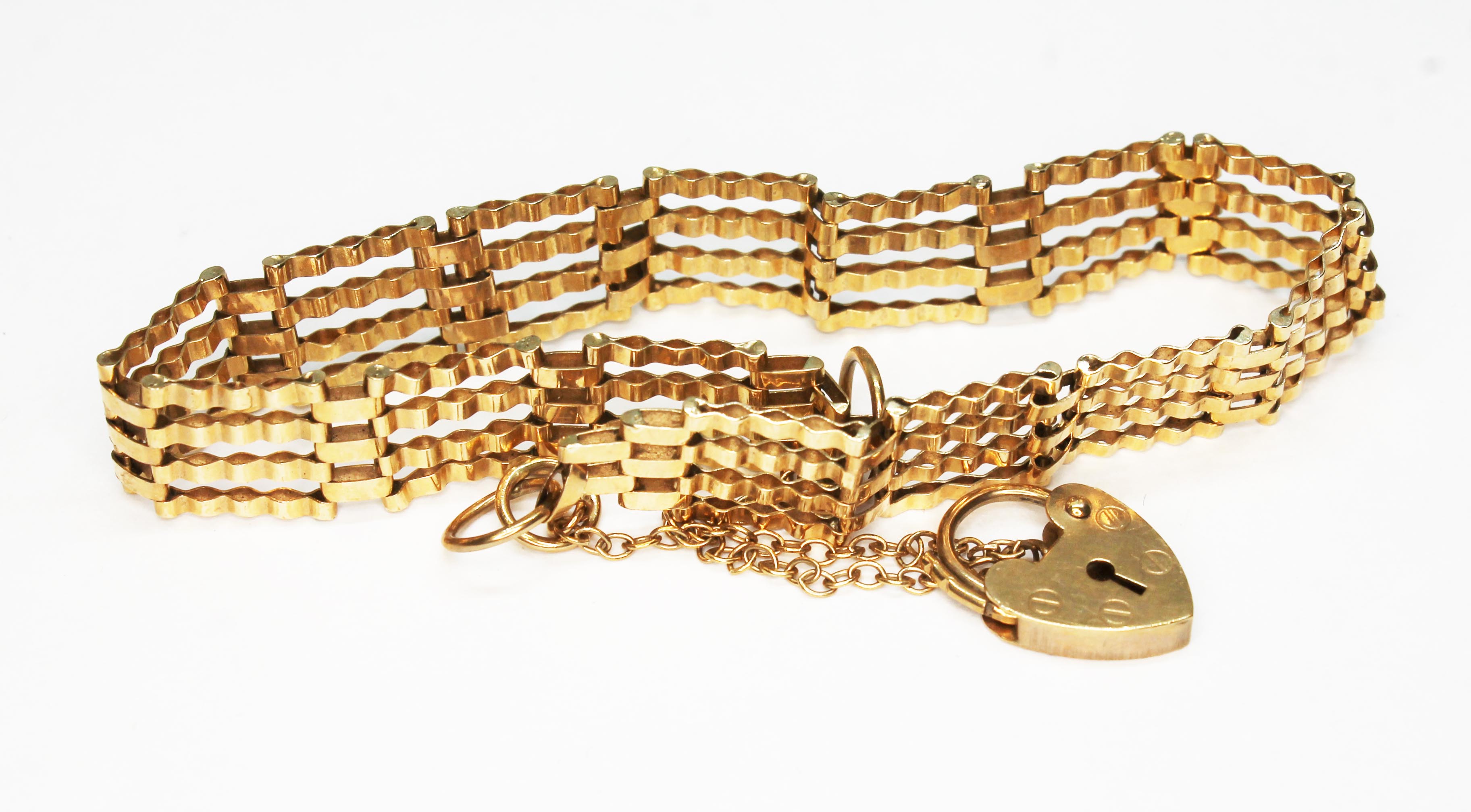 A hallmarked 9ct gold bracelet, wt. 5.4g.