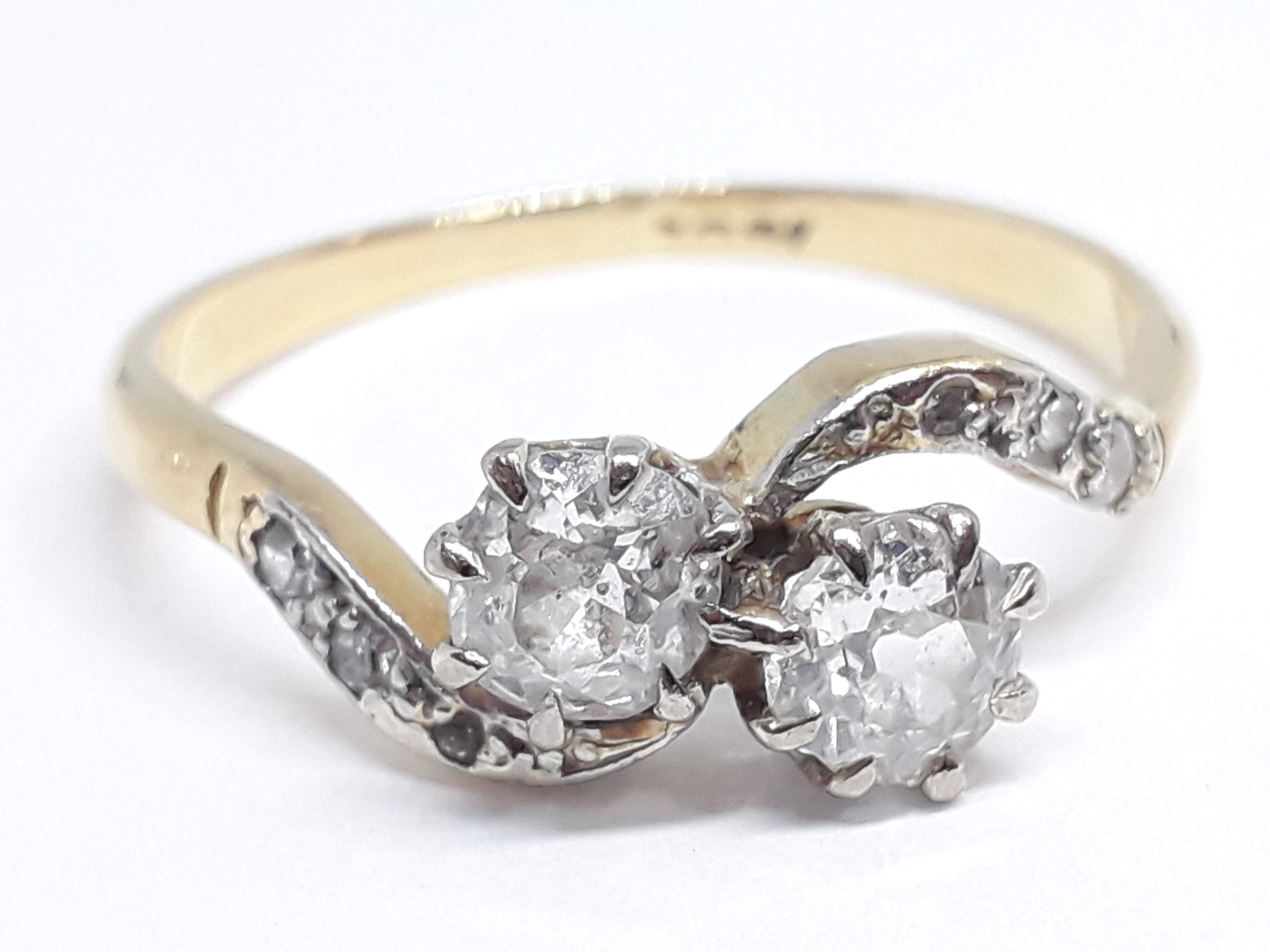 A diamond crossover ring, the two old Eurpoean cut diamonds weighing approx. 0.30 carats each, - Bild 3 aus 5