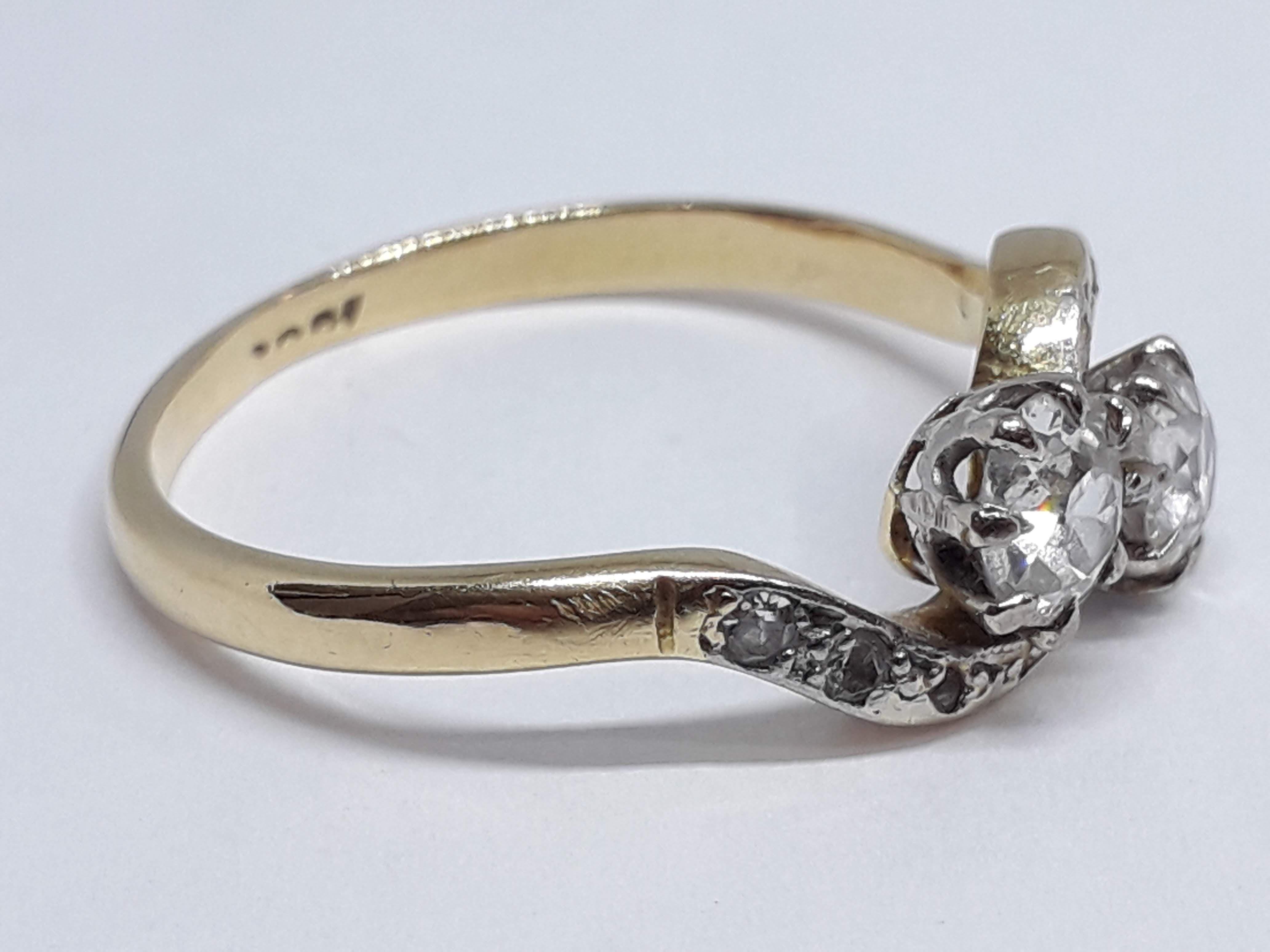 A diamond crossover ring, the two old Eurpoean cut diamonds weighing approx. 0.30 carats each, - Bild 4 aus 5