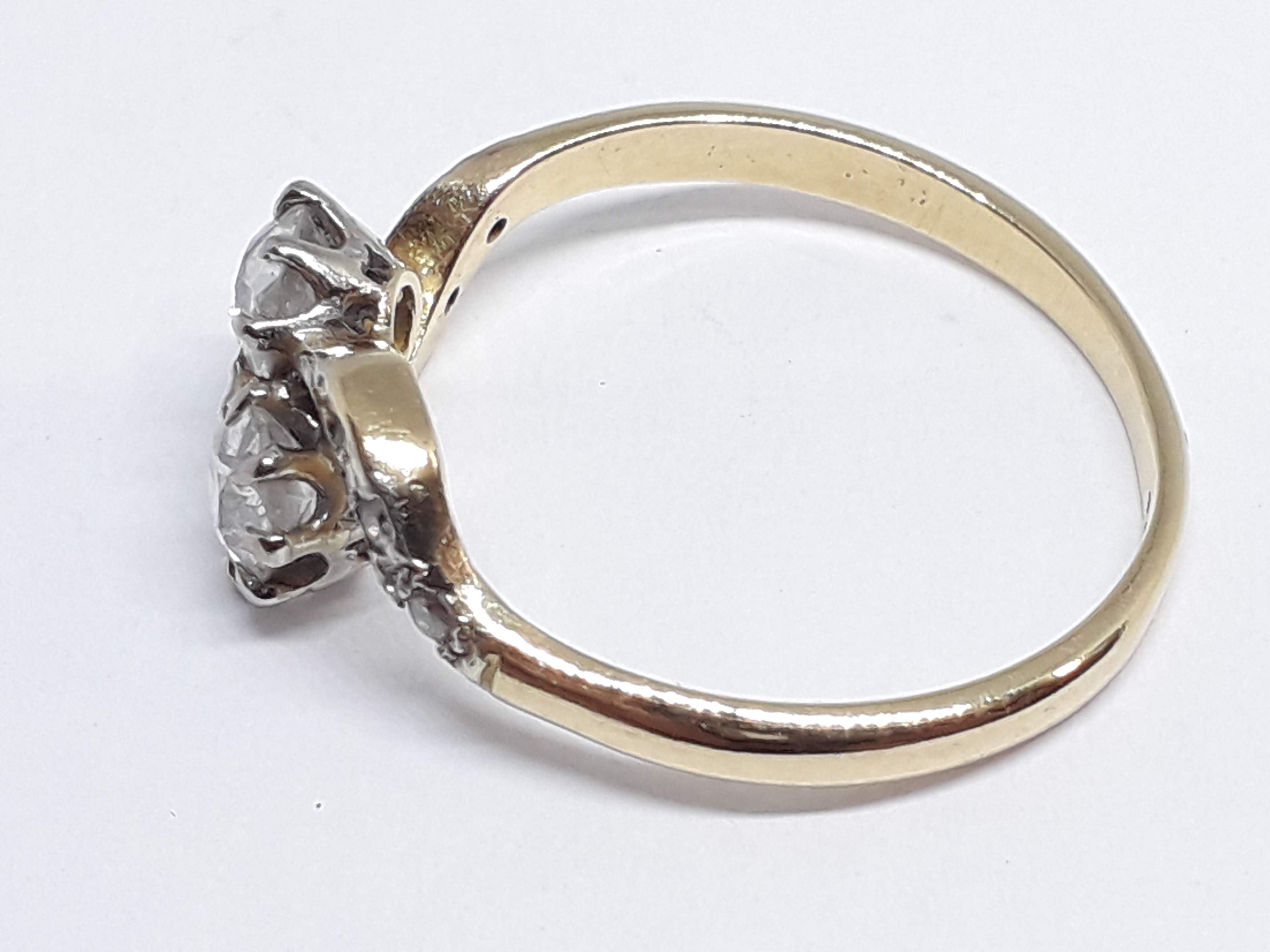 A diamond crossover ring, the two old Eurpoean cut diamonds weighing approx. 0.30 carats each, - Bild 5 aus 5