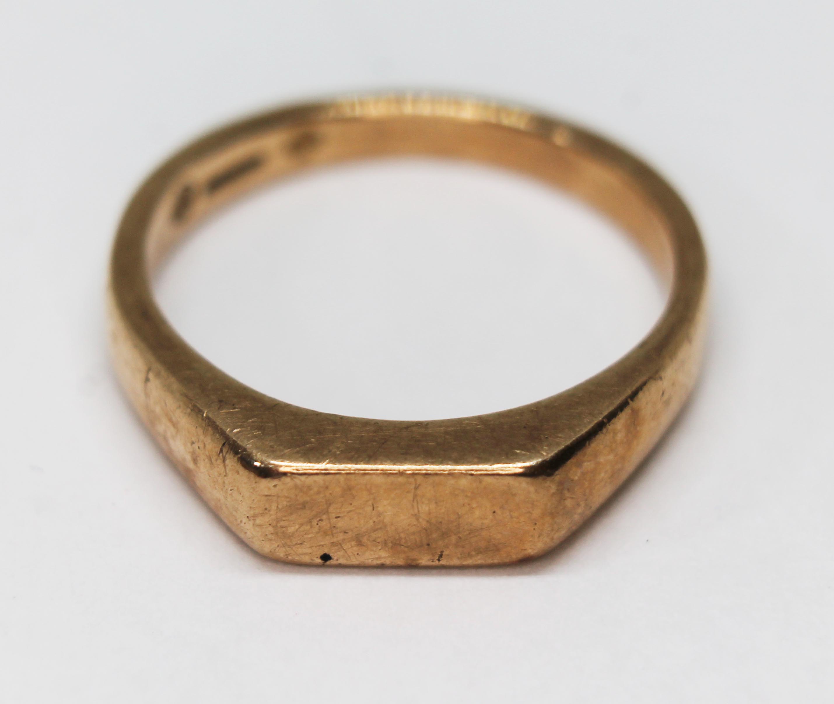 A hallmarked 9ct gold signet ring, wt. 5.8g, size S.
