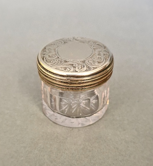 A 19th century burr walnut work box with fitted interior, containing a number of cut glass and - Bild 10 aus 15