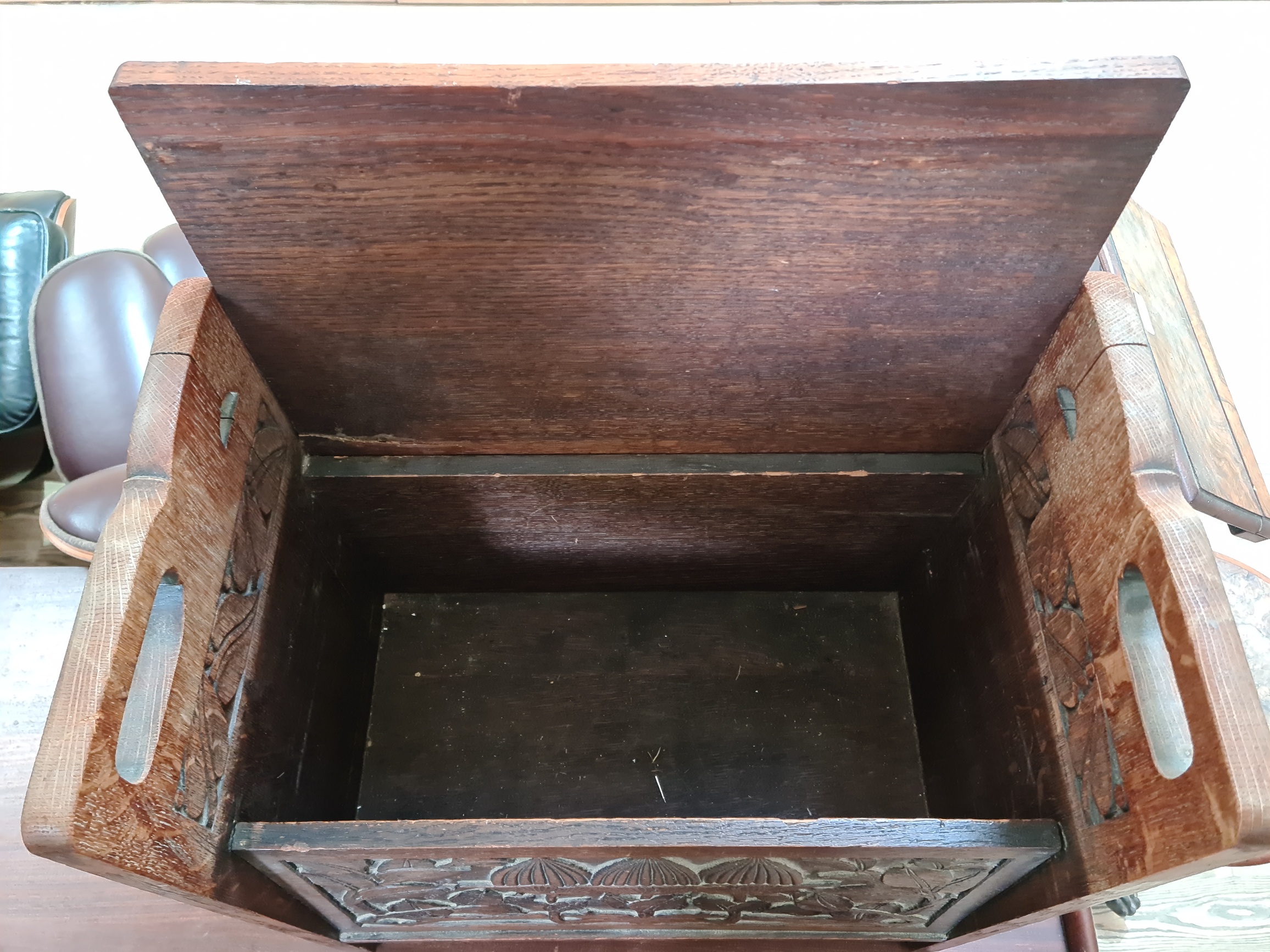 An Art & Crafts carved oak box stool, height 56cm and width 51cm. - Bild 6 aus 8