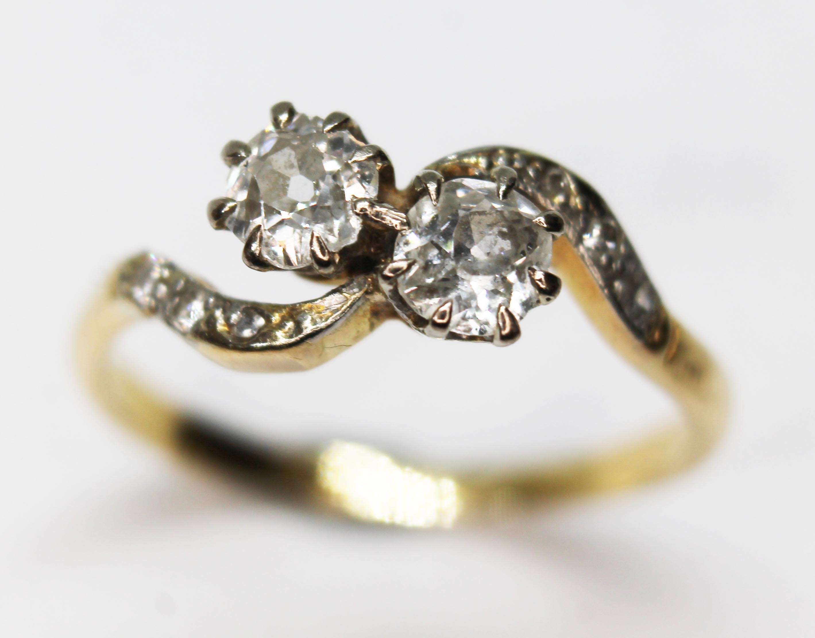 A diamond crossover ring, the two old Eurpoean cut diamonds weighing approx. 0.30 carats each, - Bild 2 aus 5