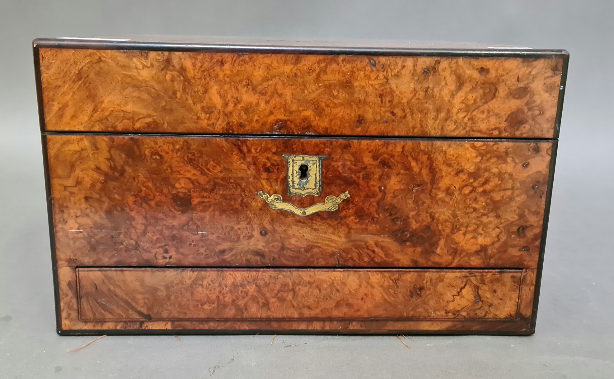 A 19th century burr walnut work box with fitted interior, containing a number of cut glass and - Bild 6 aus 15