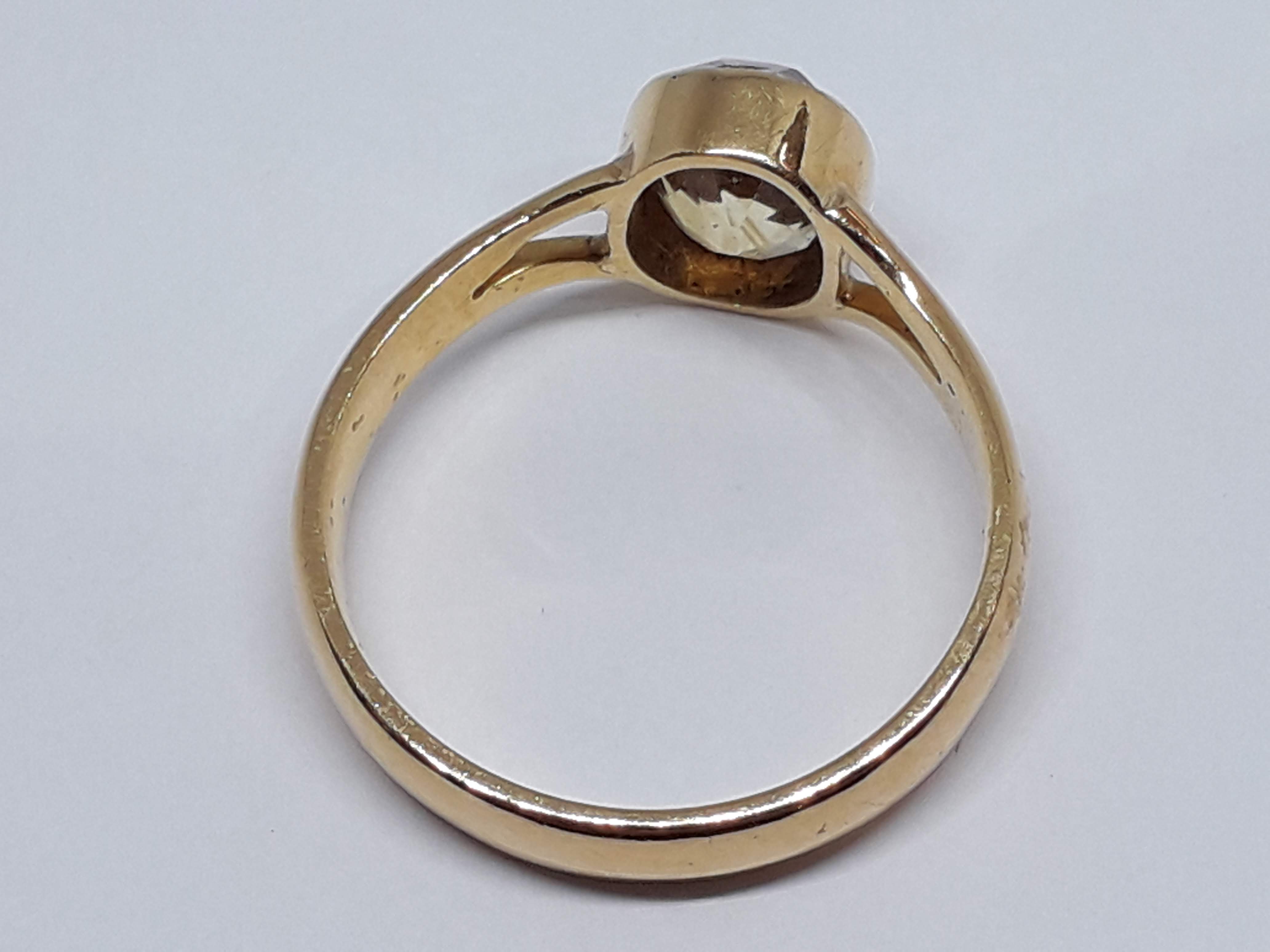 An antique solitaire ring, the oval cut citrine weighing approx. 2ct, band unmarked, gross wt. 6.6g, - Bild 5 aus 6