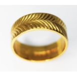 A chevron engraved hallmarked 22ct gold wedding band, wt. 5.8g, size L.