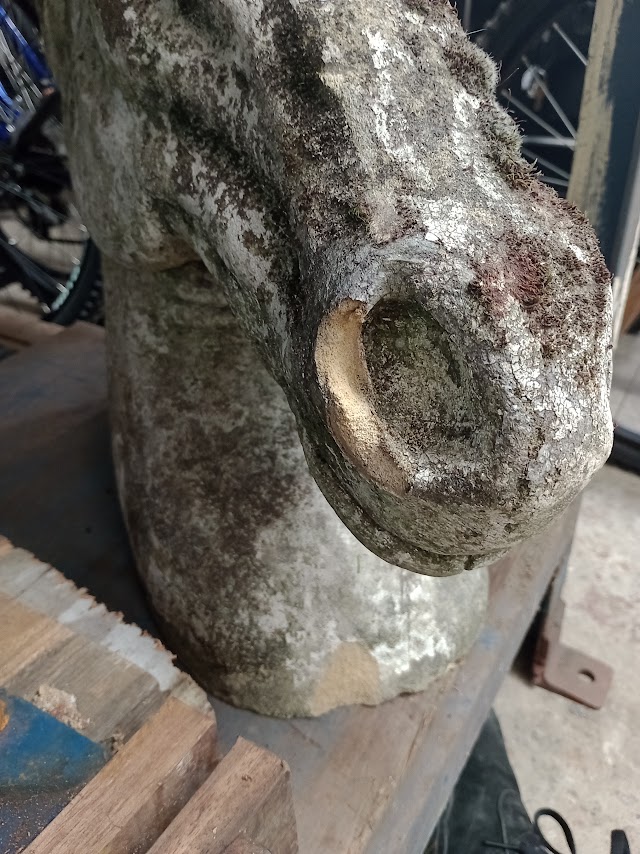 A horses head concrete garden ornament - Bild 3 aus 3