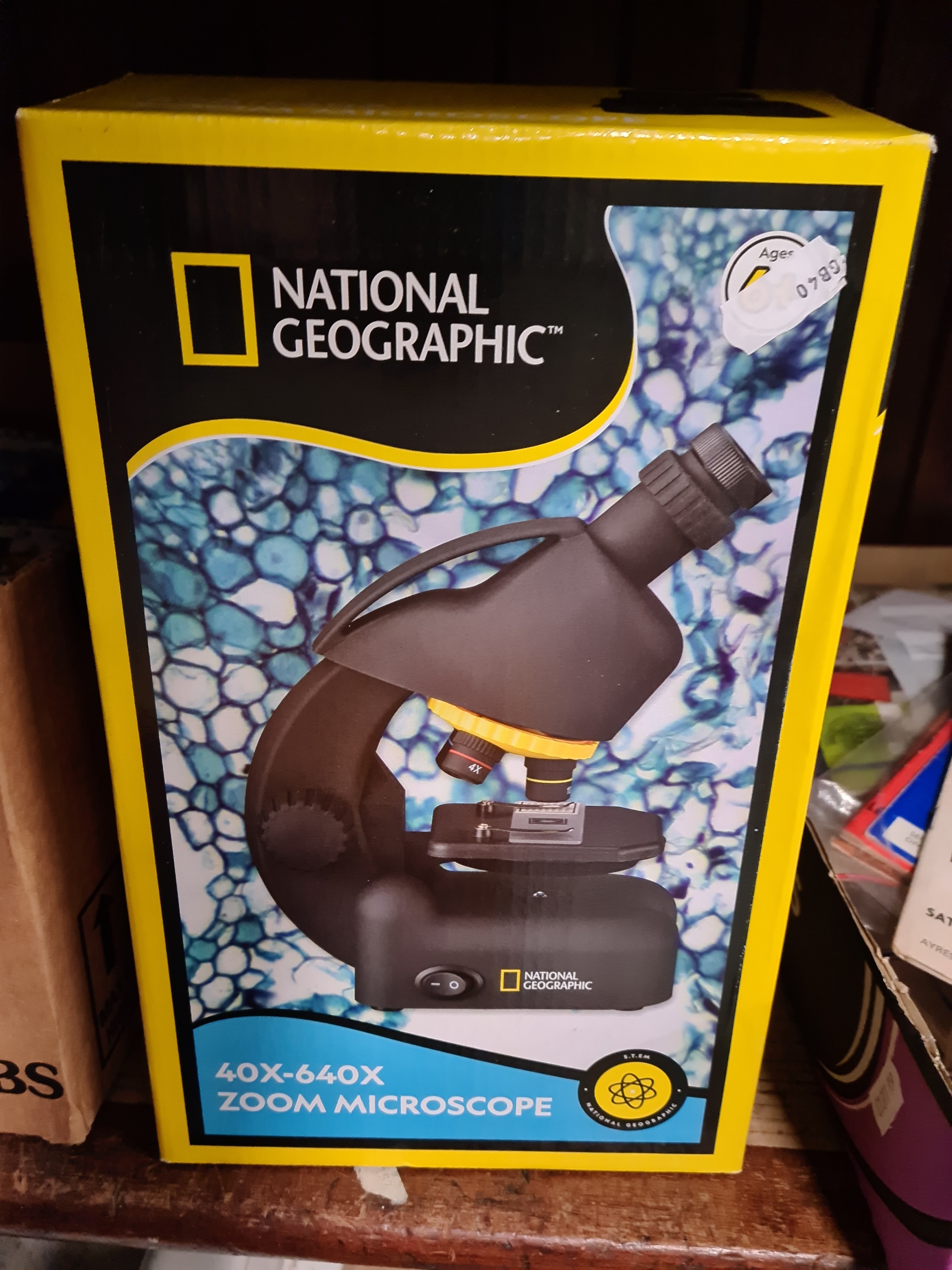 A boxed National Geographic zoom microscope.