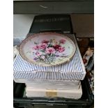 A box of approx. 21 collectors plates including Royal Albert, Wedgwood etc.