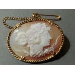 A yellow metal mounted shell cameo, length 32mm, gross wt. 6.7g.