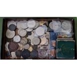 A tray of GB and world coins to include coin sets, hammered, commemorative crowns, 50p's and