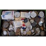 A tray of GB and world coins, banknotes, commemorative medals and tokens etc.