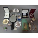 A mixed lot of jewellery, a rolled gold watch, silver plated, mountaineering brooch, etc.