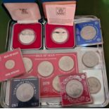 A tray of commemorative crowns to include 2 boxed Royal Mint silver proofs.