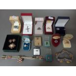 Assorted silver and costume jewellery.