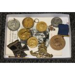 A tray of assorted medals including a German WWI 1914 Iron Cross.