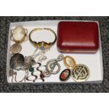 A tray of assorted jewellery including a Modernist style pendant on chain marked '925', a shell