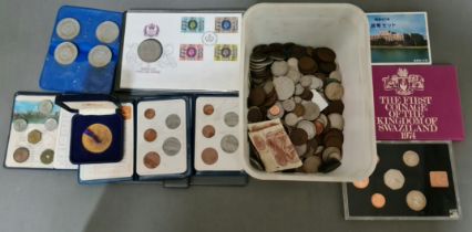 A tub of UK & world coins, 2 x 10 shillings notes and various coin sets.
