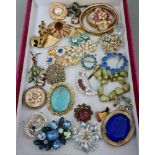 Assorted costume jewellery, mainly brooches in different settings, etc.