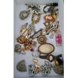 A selection of white metal and yellow metal jewellery, mainly brooches, etc.