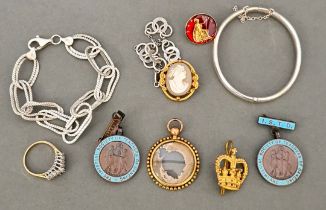 A mixed lot of jewellery comprising a hallmarked silver bangle, a Links of London silver bracelet,