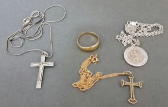 A selection of gold and silver jewellery to include gents ring, a chain with cross and 2 other