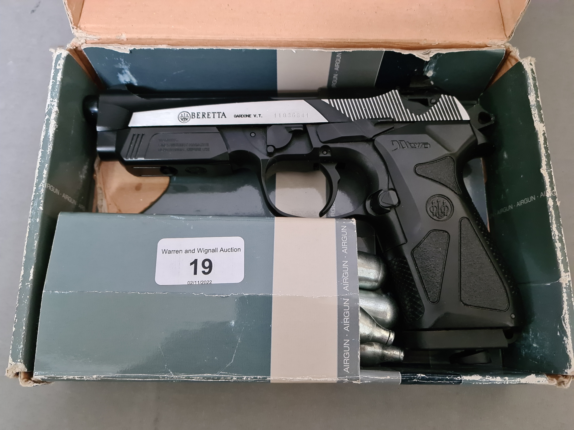 A Beretta Gardone V.T. Co2 air pistol, serial no.11G36841, 22cm long, with box & Co2 capsules (BUYER