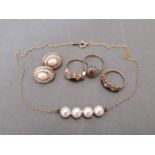 A mixed lot of gold jewellery pieces to include three 9ct gold rings, a cultured pearl necklace