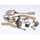A mixed lot of hallmarked silver, white and yellow metal.