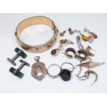 A mixed lot of jewellery comprising hallmarked silver, white and yellow metal etc.