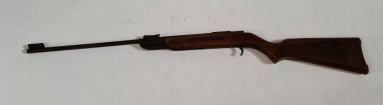 A .177 calibre air rifle, 94cm long (BUYER MUST BE 18 YEARS OLD OR ABOVE AND PROVIDE PHOTO