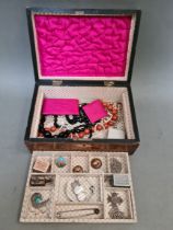 A wooden jewellery box containing various jewellery to include silver, white metal, yellow metal,